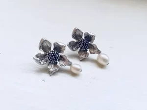Flower pearl earrings