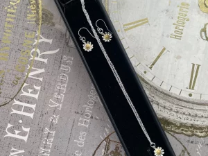 Daisy necklace and earring set